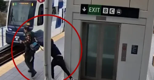 TERROR DE PLATAFORMA! Momento aterrador en el que un pasajero inocente es empujado delante de un tren en marcha en un vil ataque aleatorio.