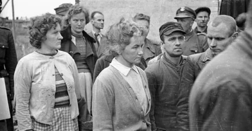 A CROWD OF 30,000 GATHERED TO WATCH HER PAY THE PRICE: Ewa Paradies – The Guard Notorious for Her Actions Toward Stutthof Prisoners, Whose Reign Came to an End by a Polish Verdict and a Hangman’s Rope 7
