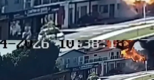 DESCENSO MORTAL: Momento aterrador en que un avión se estrella contra un restaurante y se incendia, matando a cuatro personas.