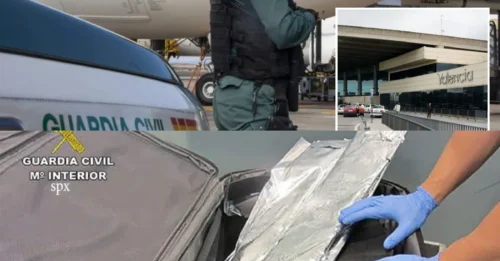 ARRESTO POR DROGAS! Una madre británica de 47 años y su hija de 19 fueron sorprendidas intentando introducir de contrabando 42 kg de cocaína en su equipaje en un aeropuerto español.