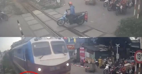 FALLÓ POR UN PULGADO! Momento aterrador en el que un motociclista distraído cruza las vías justo cuando un tren se dirige a toda velocidad hacia él, en una tragedia que casi le deja sin aliento.