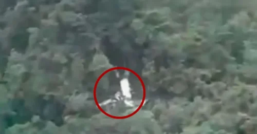 BÚSQUEDA EN LA MONTAÑA! Se busca urgentemente al piloto tras estrellarse su avión contra una montaña cerca de la frontera con Brasil.