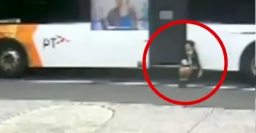 UN ENCUENTRO CON LA MUERTE! Un niño de 12 años vive un momento impactante en el que es arrastrado por la carretera tras quedar atrapado en la puerta de un autobús; su madre afirma que 