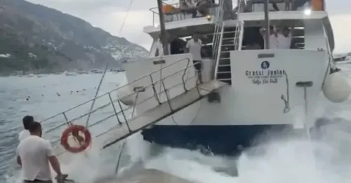 ¡ÚLTIMA HORA! Drama en Italia: Impactantes olas gigantes estampan un ferry contra el muelle lleno de turistas aterrorizados