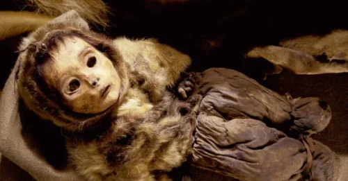 BURIED FOR 500 YEARS! Hunters find frozen rock grave with skin, hair, and tattoos still intact — baffling scientists!