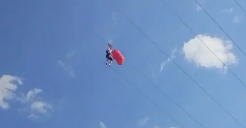 ¡DRAMA A 150 PIES DE ALTURA! Una turista vivió momentos de pánico tras quedar suspendida en el aire sobre un caudaloso río