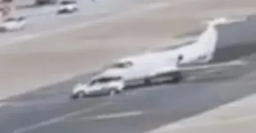 ¡ÚLTIMA HORA! Un Fiat Panda se estrella contra un jet privado de 1 millón de libras en plena pista de Milán